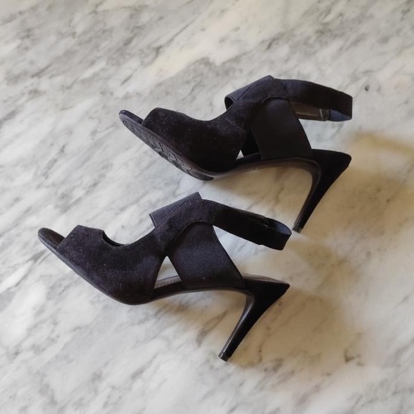 [LIKE 🆕] IMPO Stretch: Black Heels - Picture 3 of 5